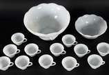 Poncheira de milkglass com bowl grande, outro m... - Poncheira de milkglass com bowl grande, outro menor e 12 canecas. Total 14 peças