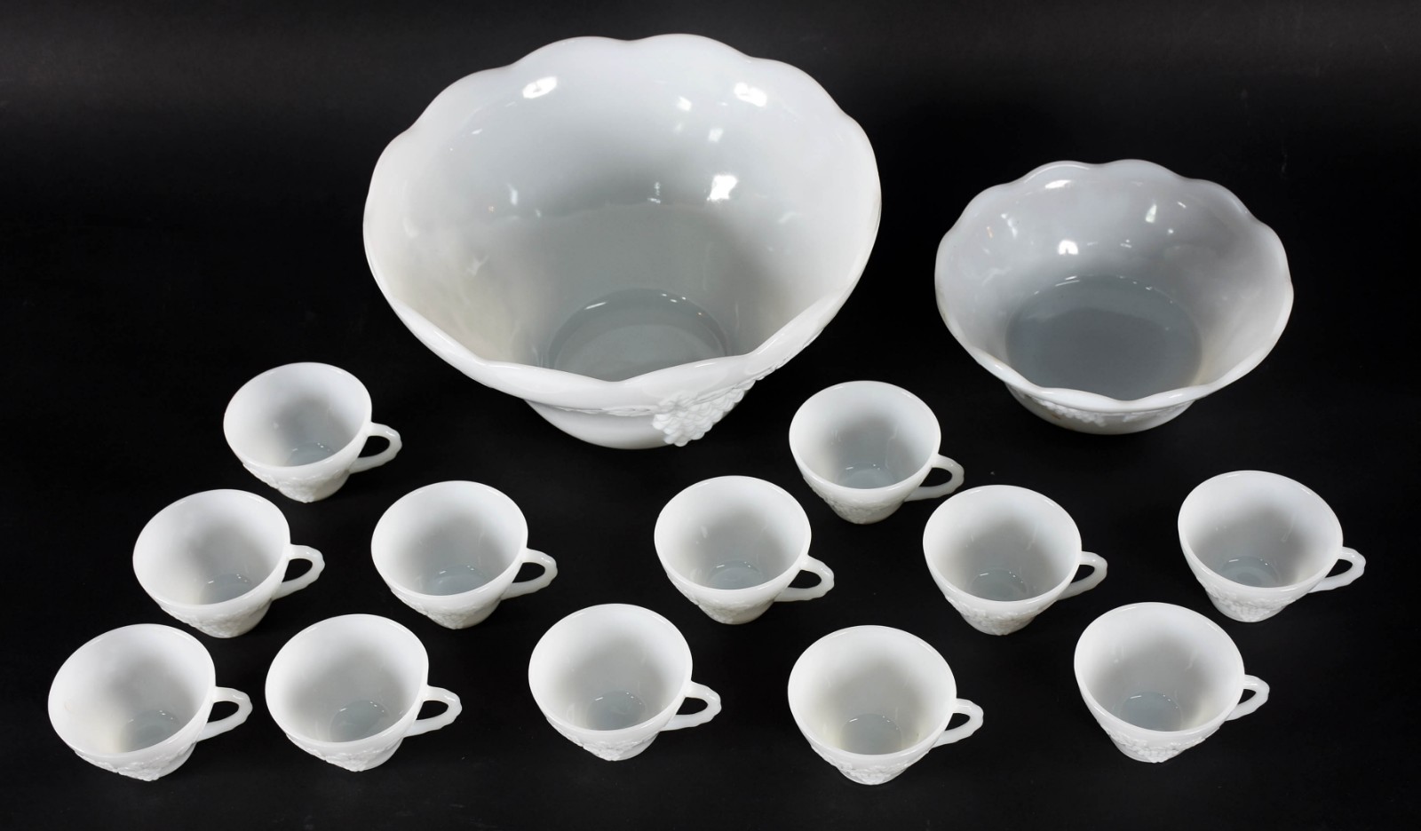Poncheira de milkglass com bowl grande, outro menor e 12 canecas... - foto 3 de 5
