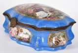 Belíssima caixa de porcelana francesa de Sèvres... - Belíssima caixa de porcelana francesa de Sèvres na cor azul real decorada com cenas românticas em policromia e realces dourados, arremate nas bo...