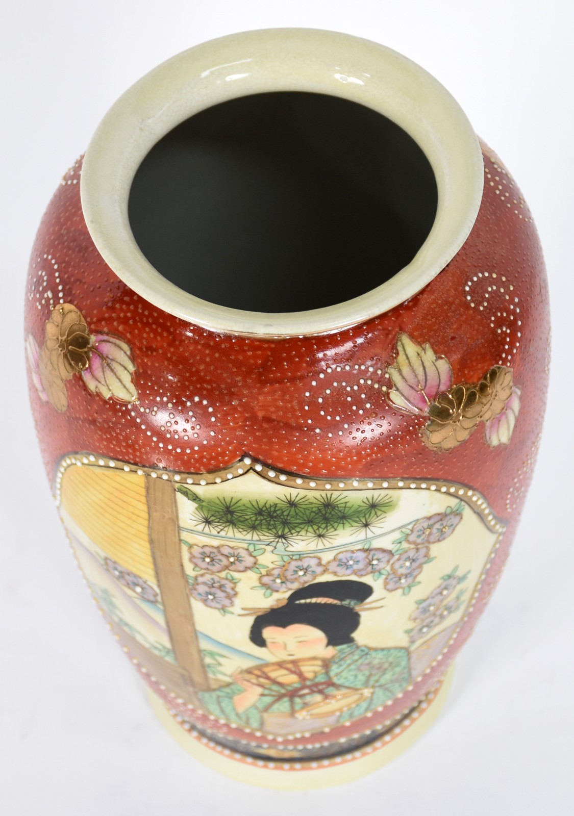 Vaso de porcelana oriental ao gosto Satzuma com base de madeira. - foto 2 de 6