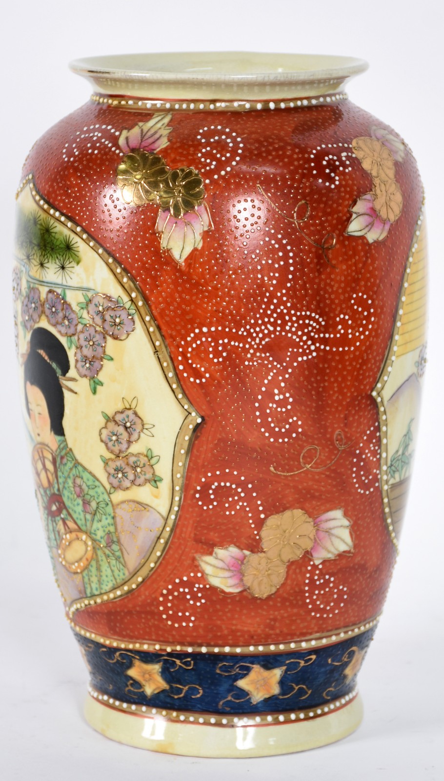 Vaso de porcelana oriental ao gosto Satzuma com base de madeira. - foto 3 de 6