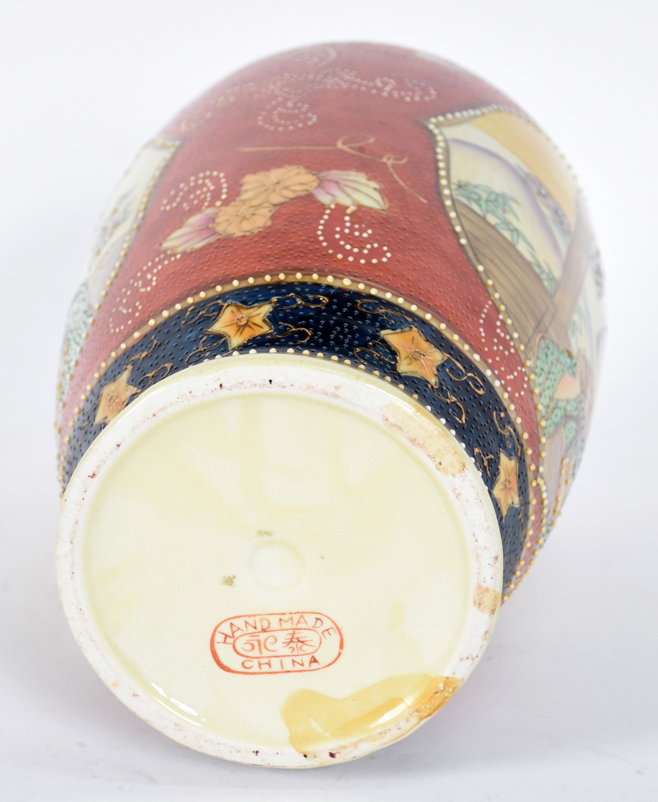 Vaso de porcelana oriental ao gosto Satzuma com base de madeira. - foto 4 de 6