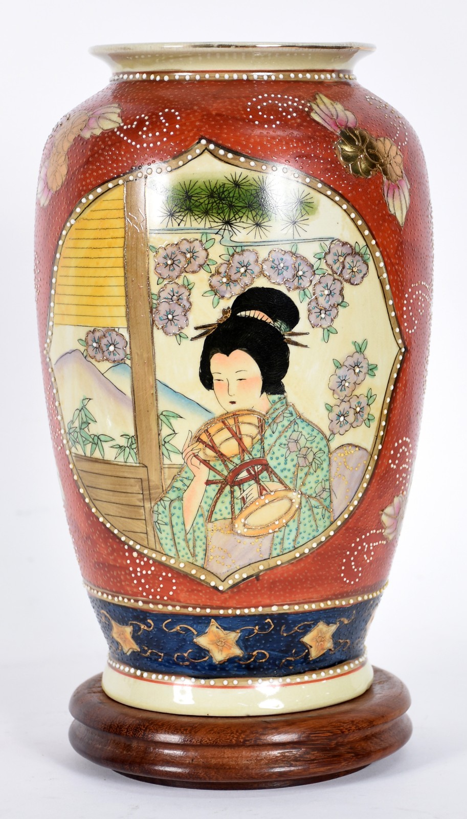 Vaso de porcelana oriental ao gosto Satzuma com base de madeira. - foto 5 de 6