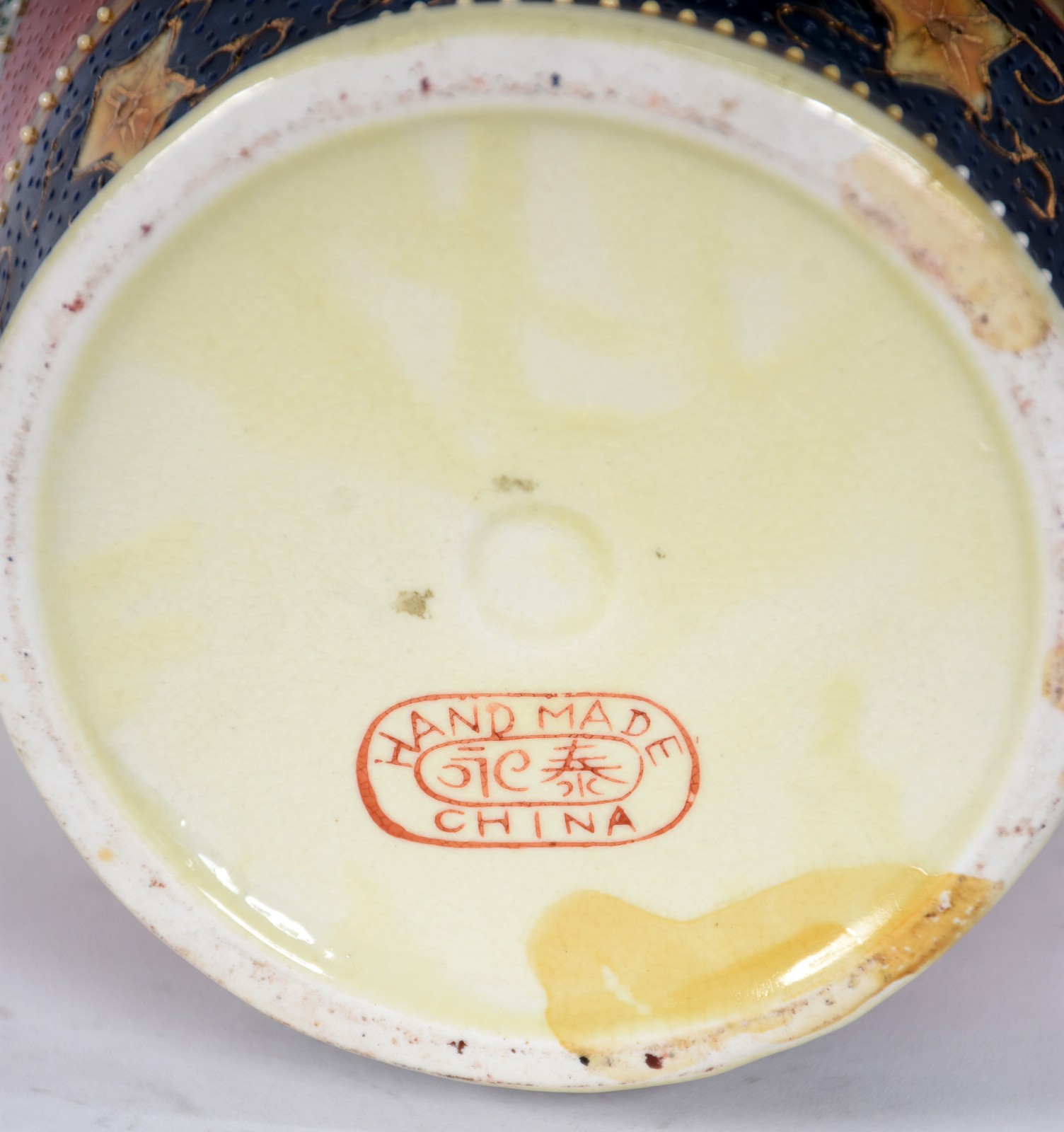 Vaso de porcelana oriental ao gosto Satzuma com base de madeira. - foto 6 de 6