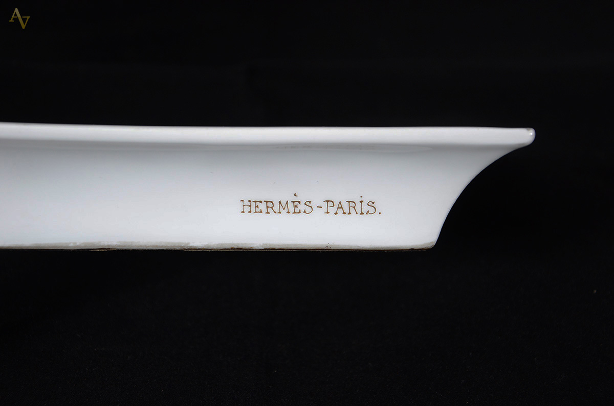 HERMÈS - Cinzeiro de porcelana francesa branca com flores em... - foto 3 de 3