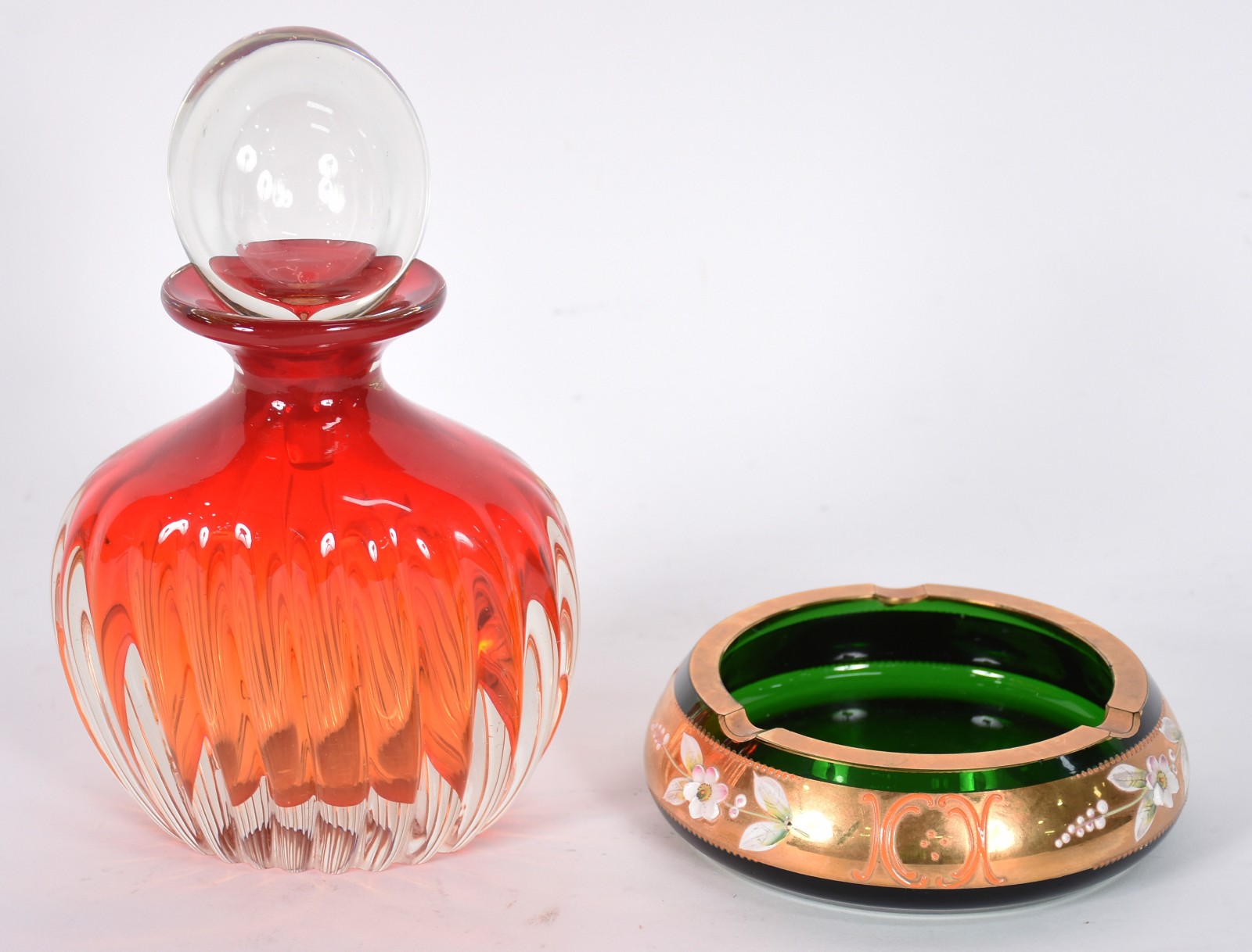 Duas peças decorativas de vidro colorido, sendo garrafa vermelha... - foto 1 de 3