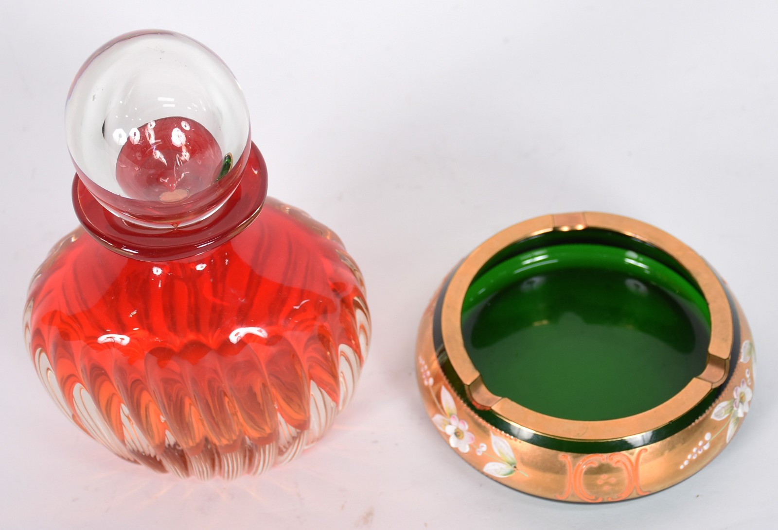 Duas peças decorativas de vidro colorido, sendo garrafa vermelha... - foto 2 de 3