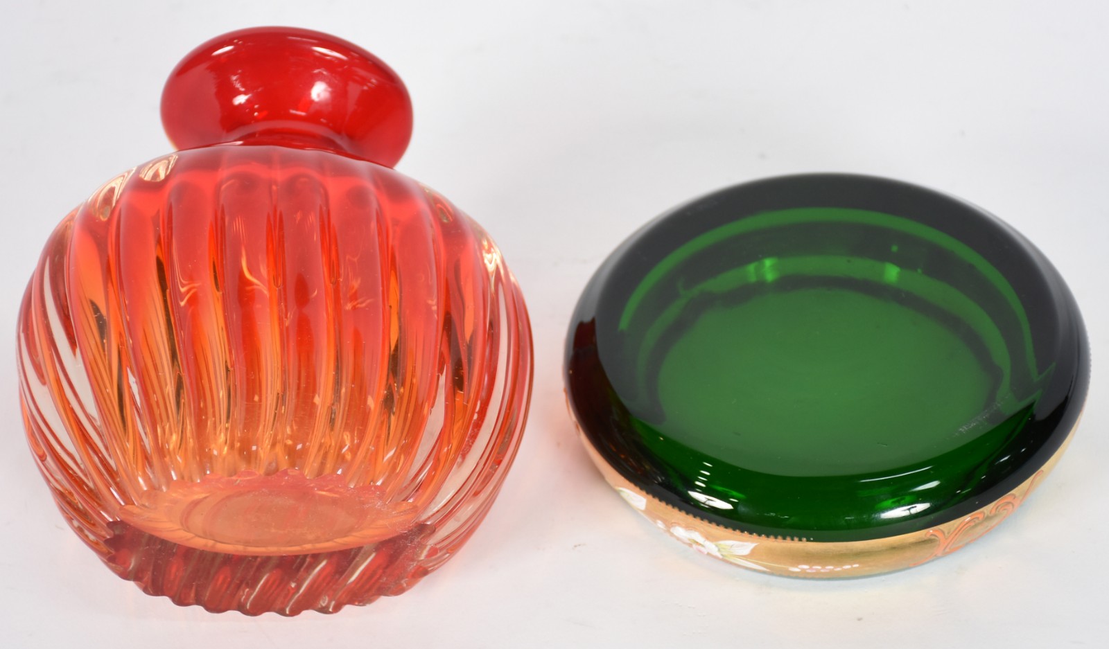 Duas peças decorativas de vidro colorido, sendo garrafa vermelha... - foto 3 de 3