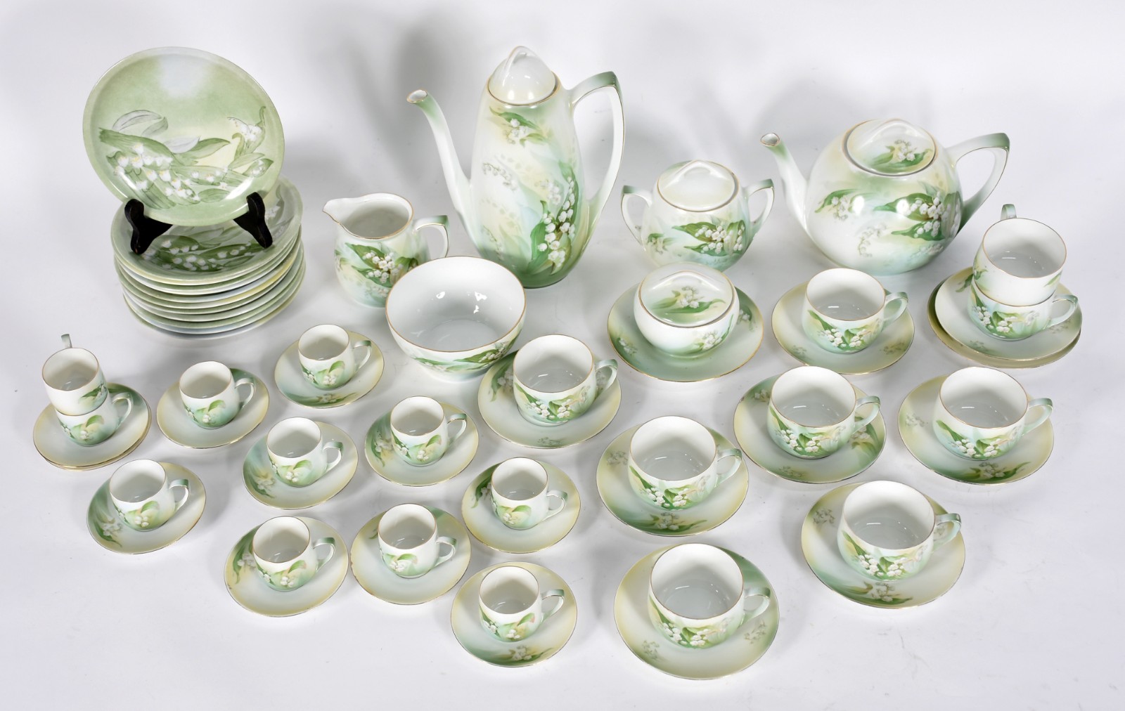 Serviço de chá e café de porcelana alemã, decoração floral em tons de... - foto 2 de 5