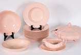Aparelho de jantar de porcelana inglesa na cor ... - Aparelho de jantar de porcelana inglesa na cor rosa composto de: Quatorze pratos fundos, sopeira,molheira com presentoir, saladeira e travessa p...