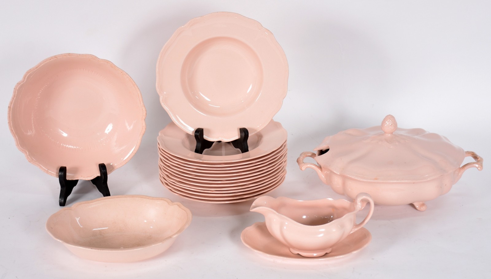 Aparelho de jantar de porcelana inglesa na cor rosa composto de... - foto 1 de 4