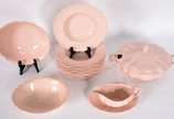 Aparelho de jantar de porcelana inglesa na cor ... - Aparelho de jantar de porcelana inglesa na cor rosa composto de: Quatorze pratos fundos, sopeira,molheira com presentoir, saladeira e travessa p...