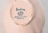 Aparelho de jantar de porcelana inglesa na cor ... - Aparelho de jantar de porcelana inglesa na cor rosa composto de: Quatorze pratos fundos, sopeira,molheira com presentoir, saladeira e travessa p...