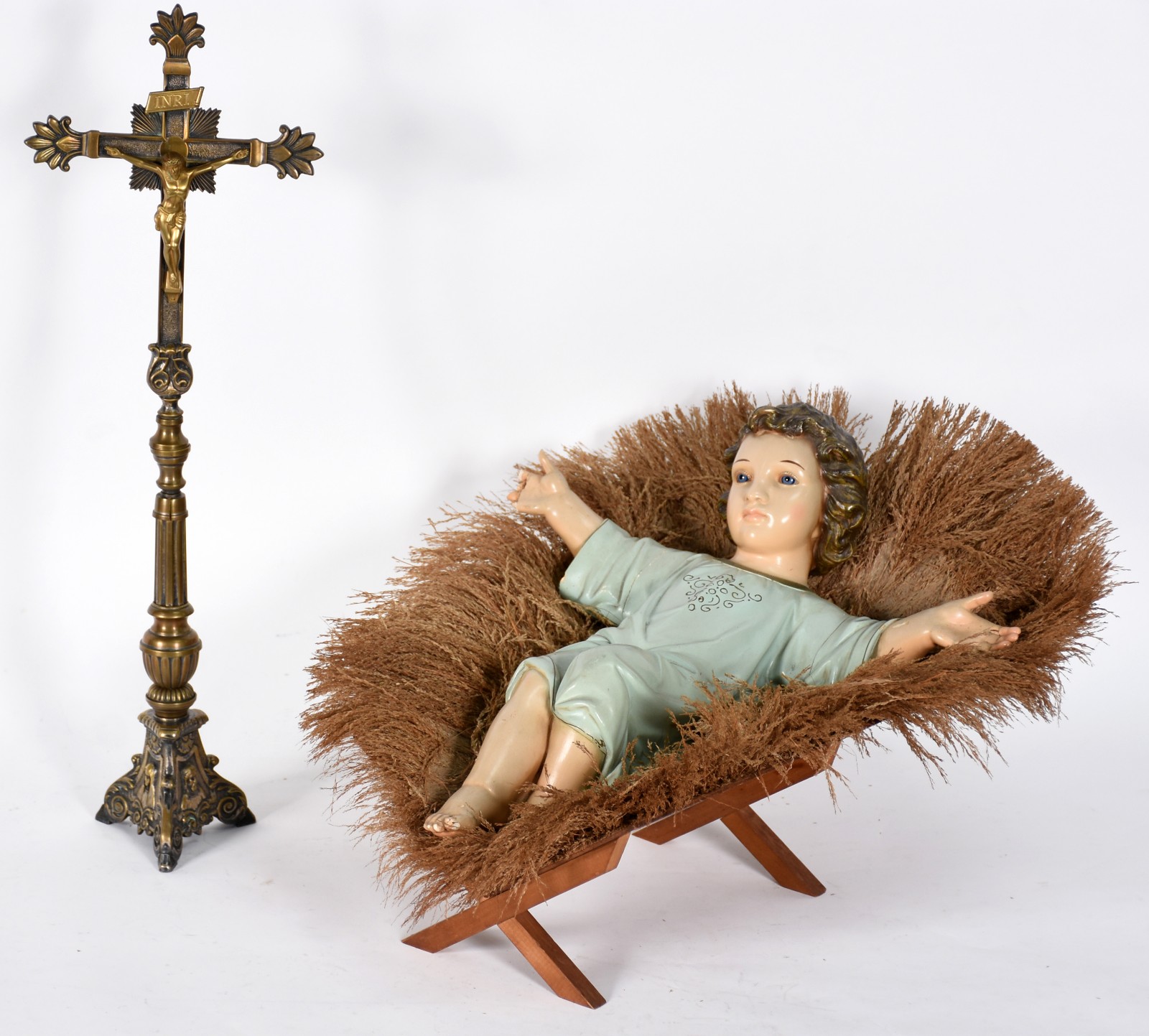Duas peças sacras, sendo crucifixo de metal dourado e menino Jesus de... - foto 1 de 10