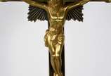 Duas peças sacras, sendo crucifixo de metal dou... - Duas peças sacras, sendo crucifixo de metal dourado e menino Jesus de gesso (com dedos quebrados).