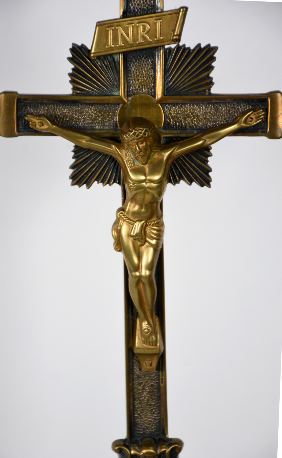Duas peças sacras, sendo crucifixo de metal dourado e menino Jesus de... - foto 3 de 10
