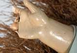 Duas peças sacras, sendo crucifixo de metal dou... - Duas peças sacras, sendo crucifixo de metal dourado e menino Jesus de gesso (com dedos quebrados).