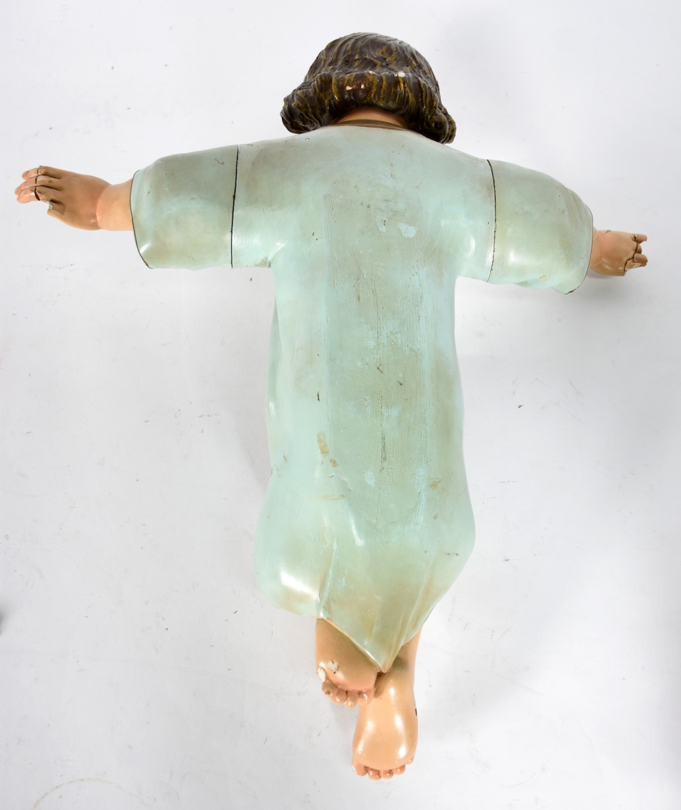 Duas peças sacras, sendo crucifixo de metal dourado e menino Jesus de... - foto 7 de 10