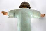 Duas peças sacras, sendo crucifixo de metal dou... - Duas peças sacras, sendo crucifixo de metal dourado e menino Jesus de gesso (com dedos quebrados).