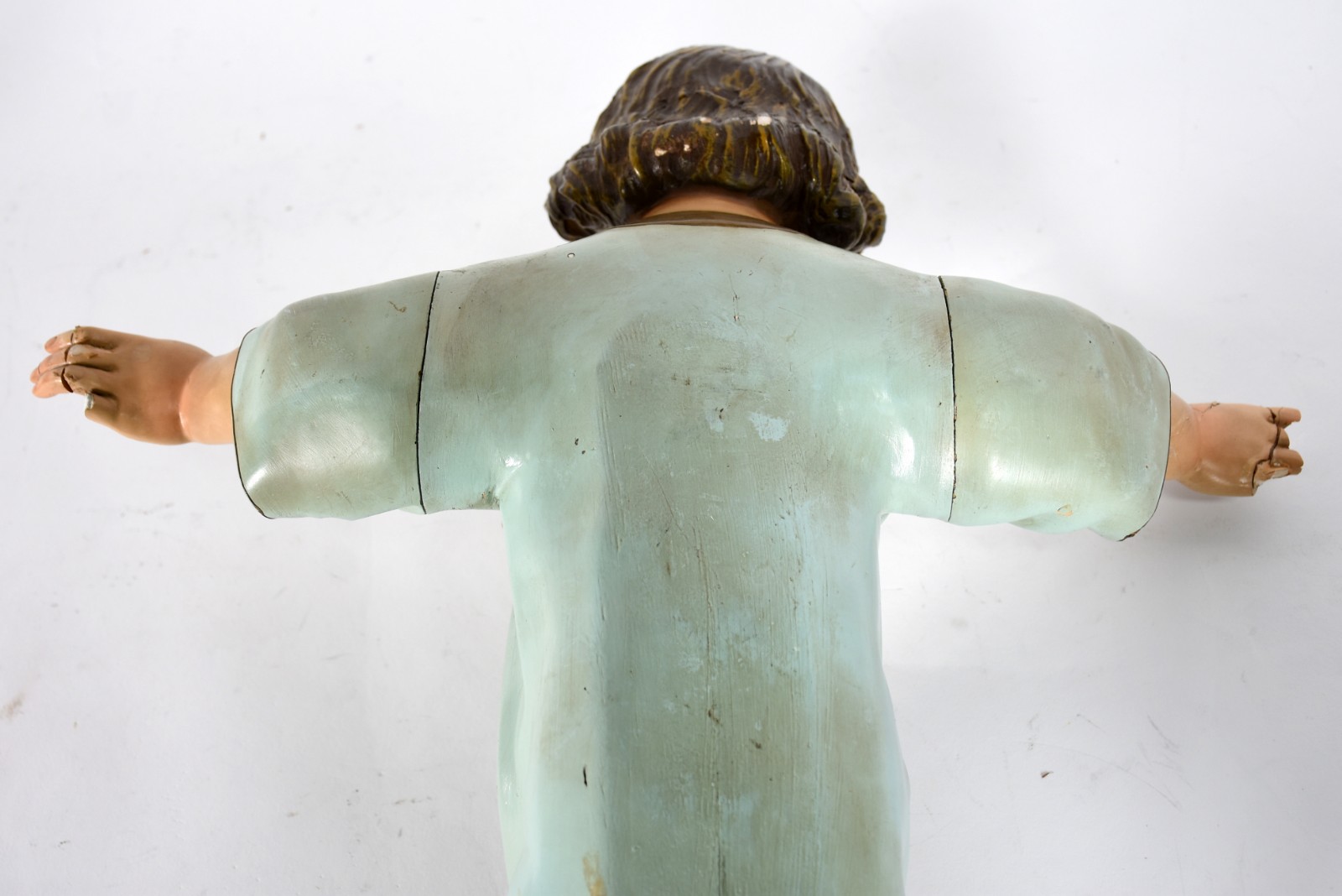 Duas peças sacras, sendo crucifixo de metal dourado e menino Jesus de... - foto 8 de 10