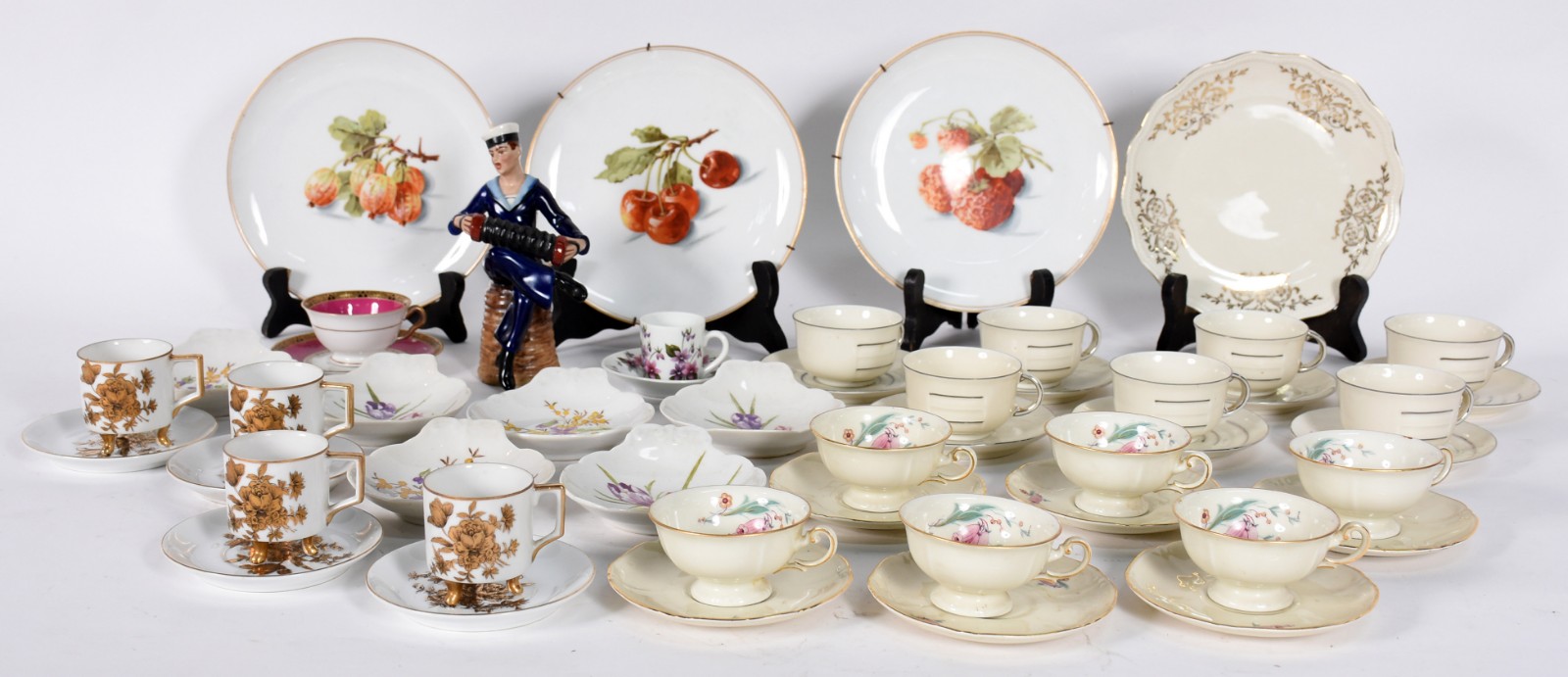 Lote com 30 peças de porcelana de diversas procedências, sendo 19... - foto 2 de 10