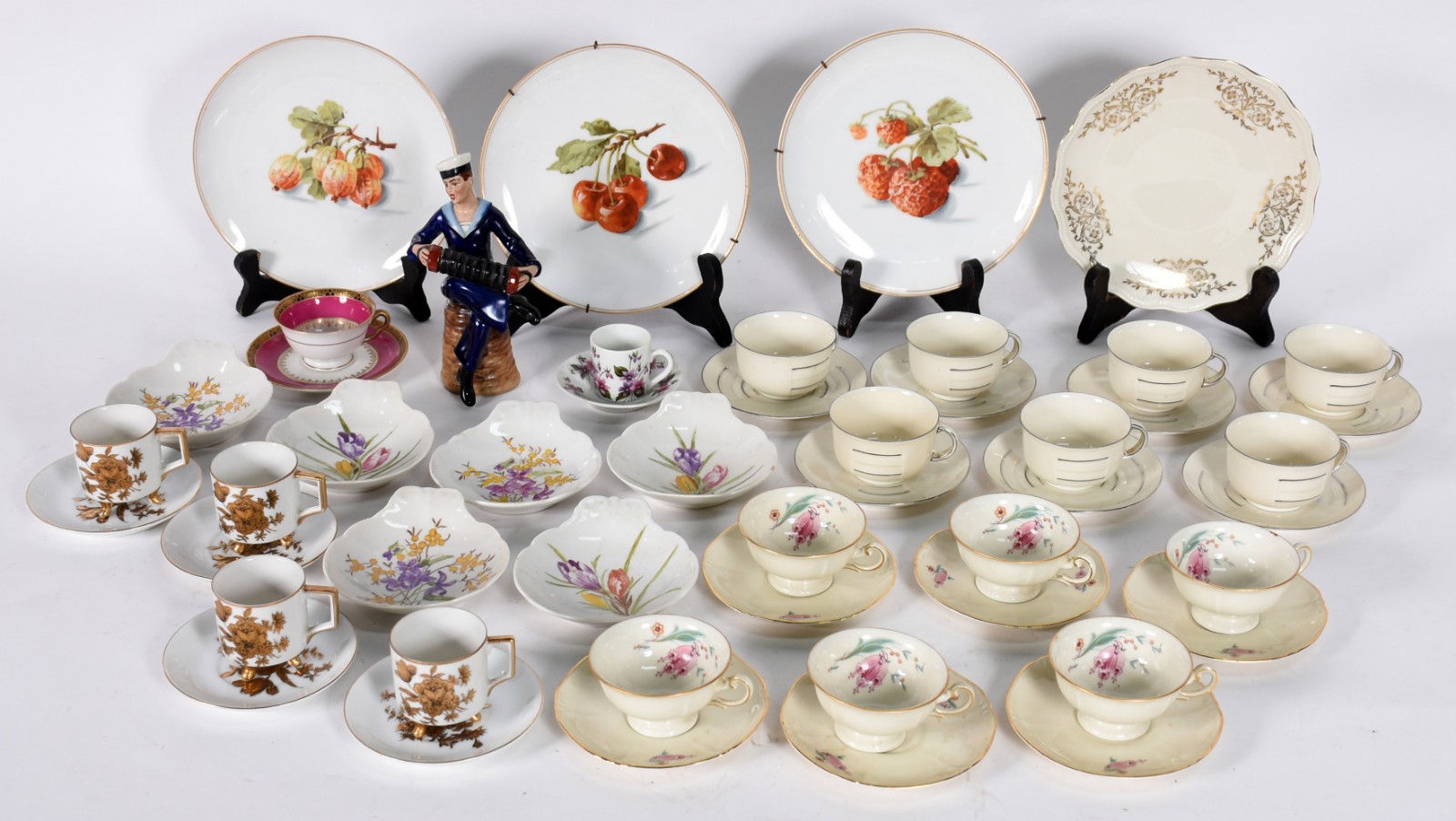 Lote com 30 peças de porcelana de diversas procedências, sendo 19... - foto 1 de 10