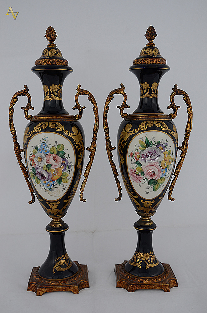 Par de ânforas de porcelana azul cobalto com flores em policromia...