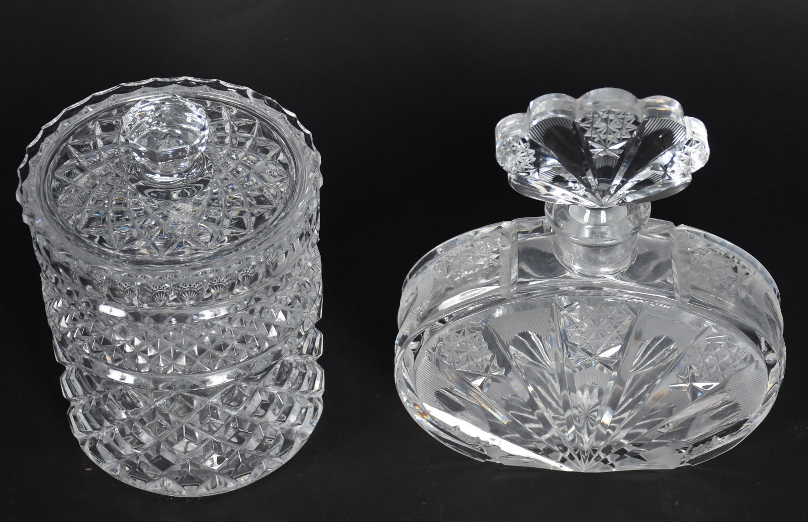 Duas peças de cristal tcheco lapidado, sendo garrafa e bomboniere com... - foto 2 de 9