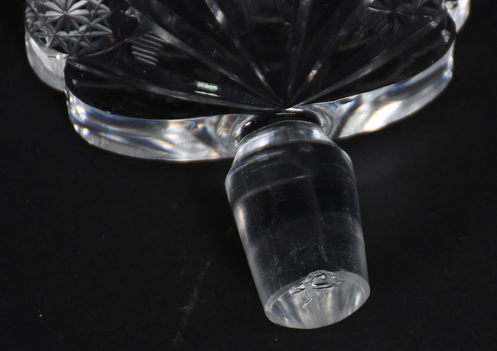 Duas peças de cristal tcheco lapidado, sendo garrafa e bomboniere com... - foto 4 de 9