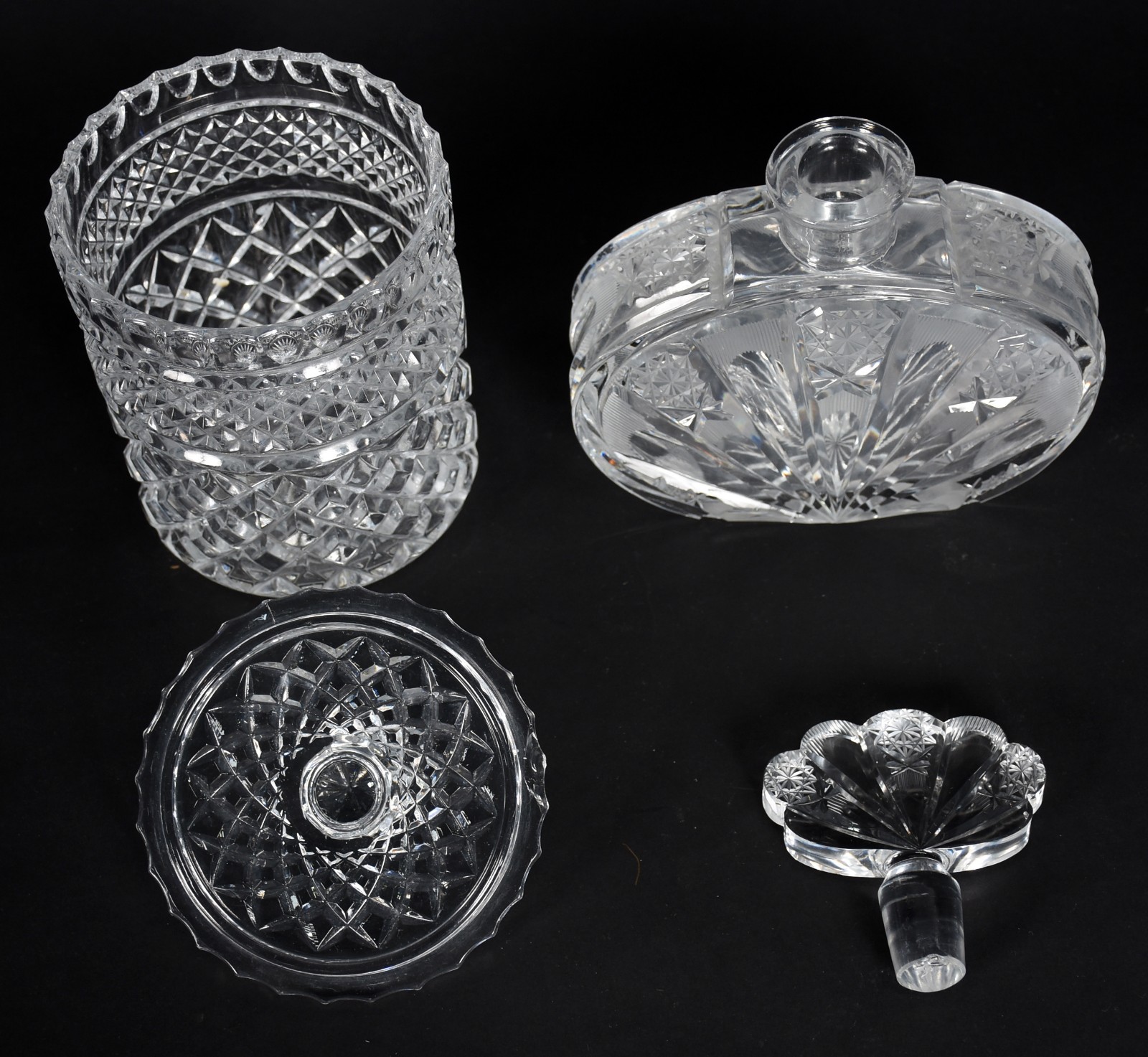 Duas peças de cristal tcheco lapidado, sendo garrafa e bomboniere com... - foto 5 de 9