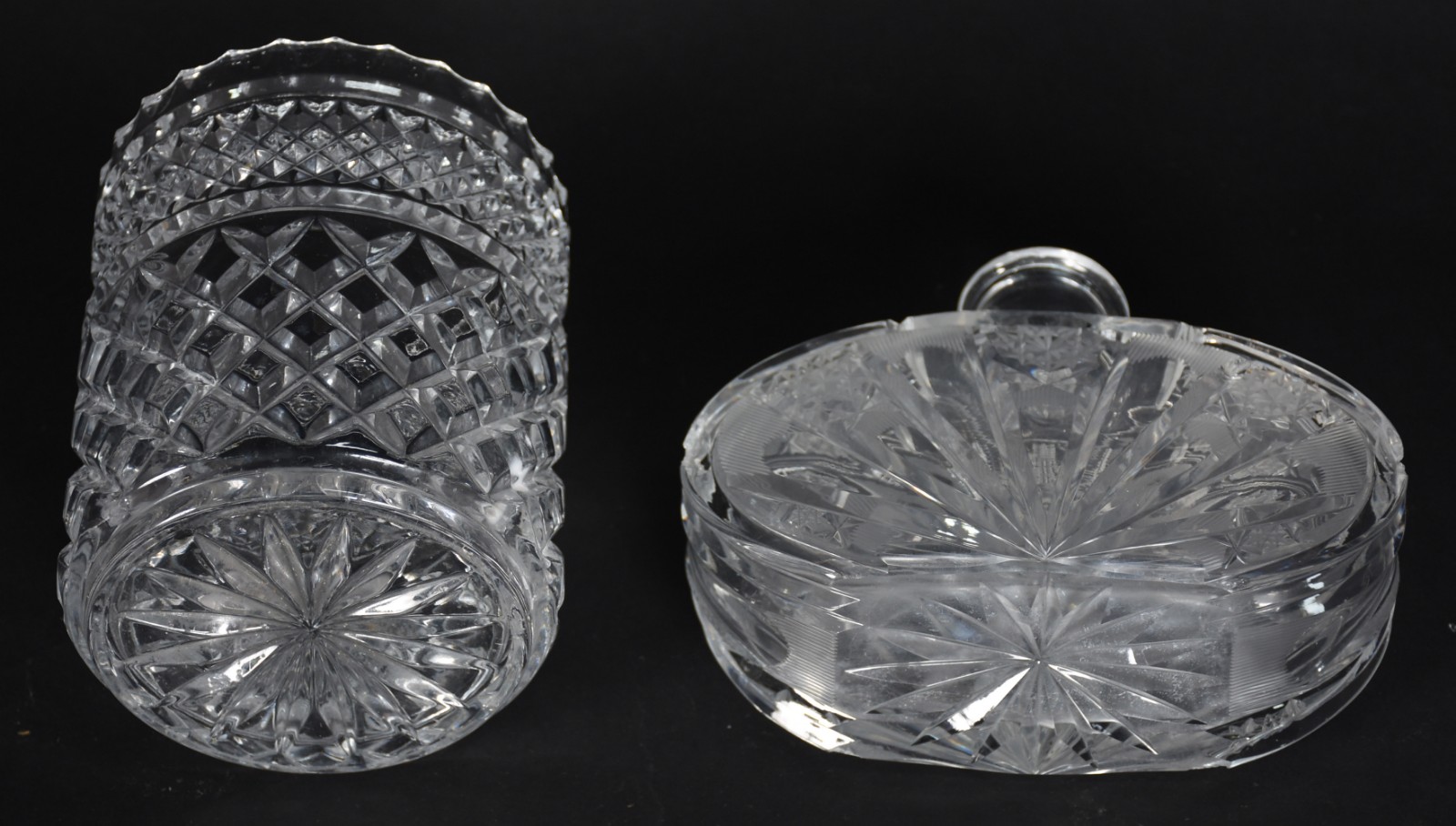 Duas peças de cristal tcheco lapidado, sendo garrafa e bomboniere com... - foto 6 de 9