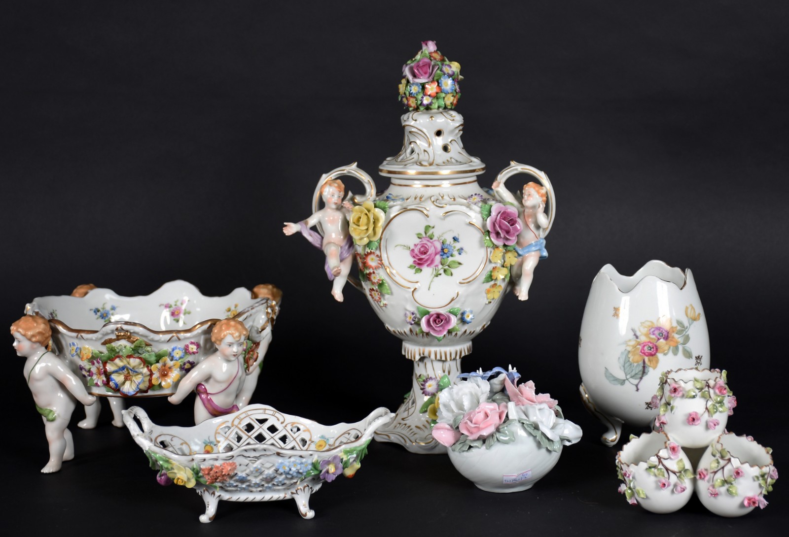 Diversas peças de porcelana europeia policromada sendo: ânfora alemã... - foto 2 de 10