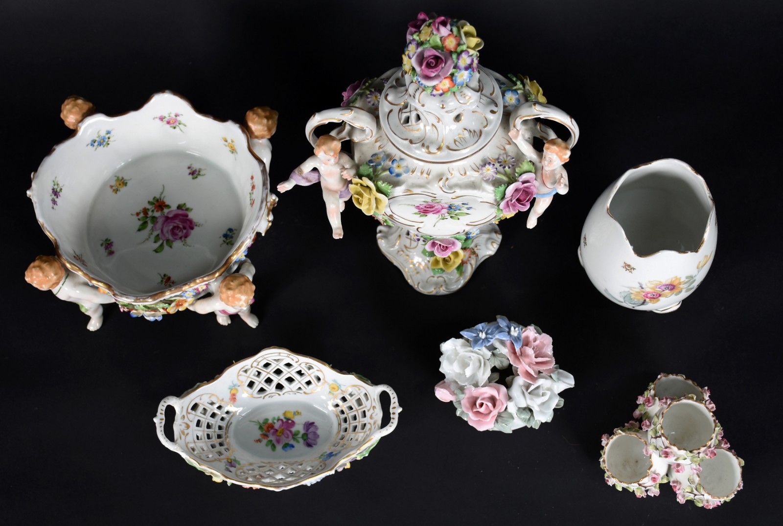 Diversas peças de porcelana europeia policromada sendo: ânfora alemã... - foto 3 de 10