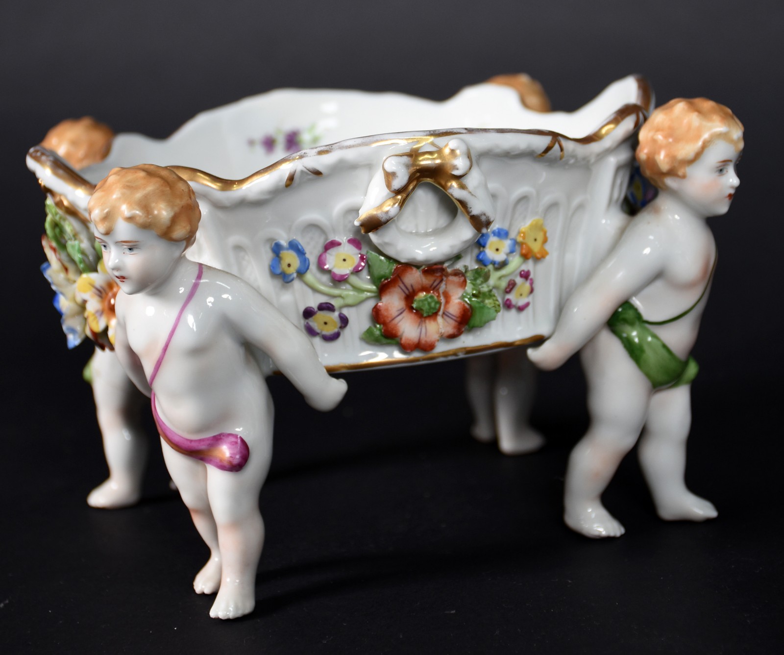 Diversas peças de porcelana europeia policromada sendo: ânfora alemã... - foto 4 de 10