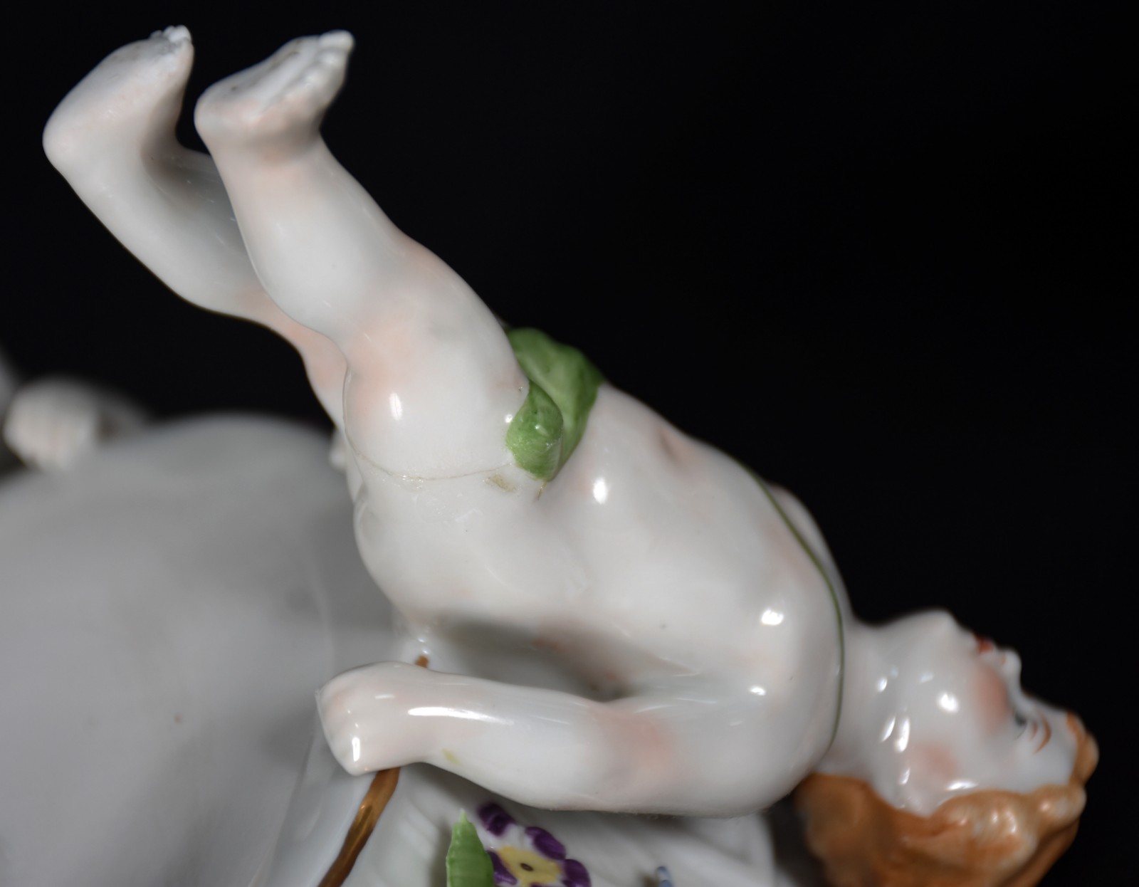 Diversas peças de porcelana europeia policromada sendo: ânfora alemã... - foto 5 de 10