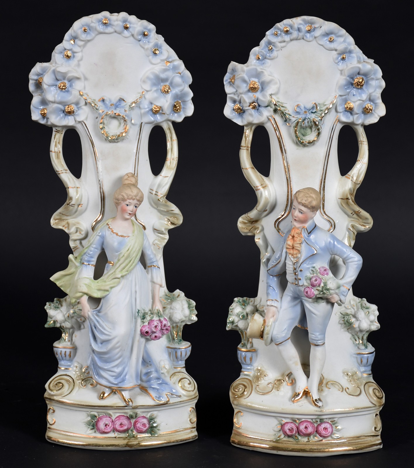 Par de vasos de porcelana com figuras de casal. - foto 1 de 5