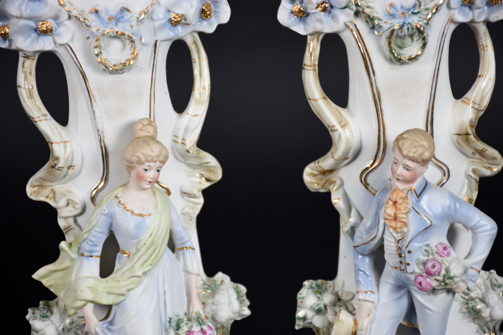 Par de vasos de porcelana com figuras de casal. - foto 2 de 5