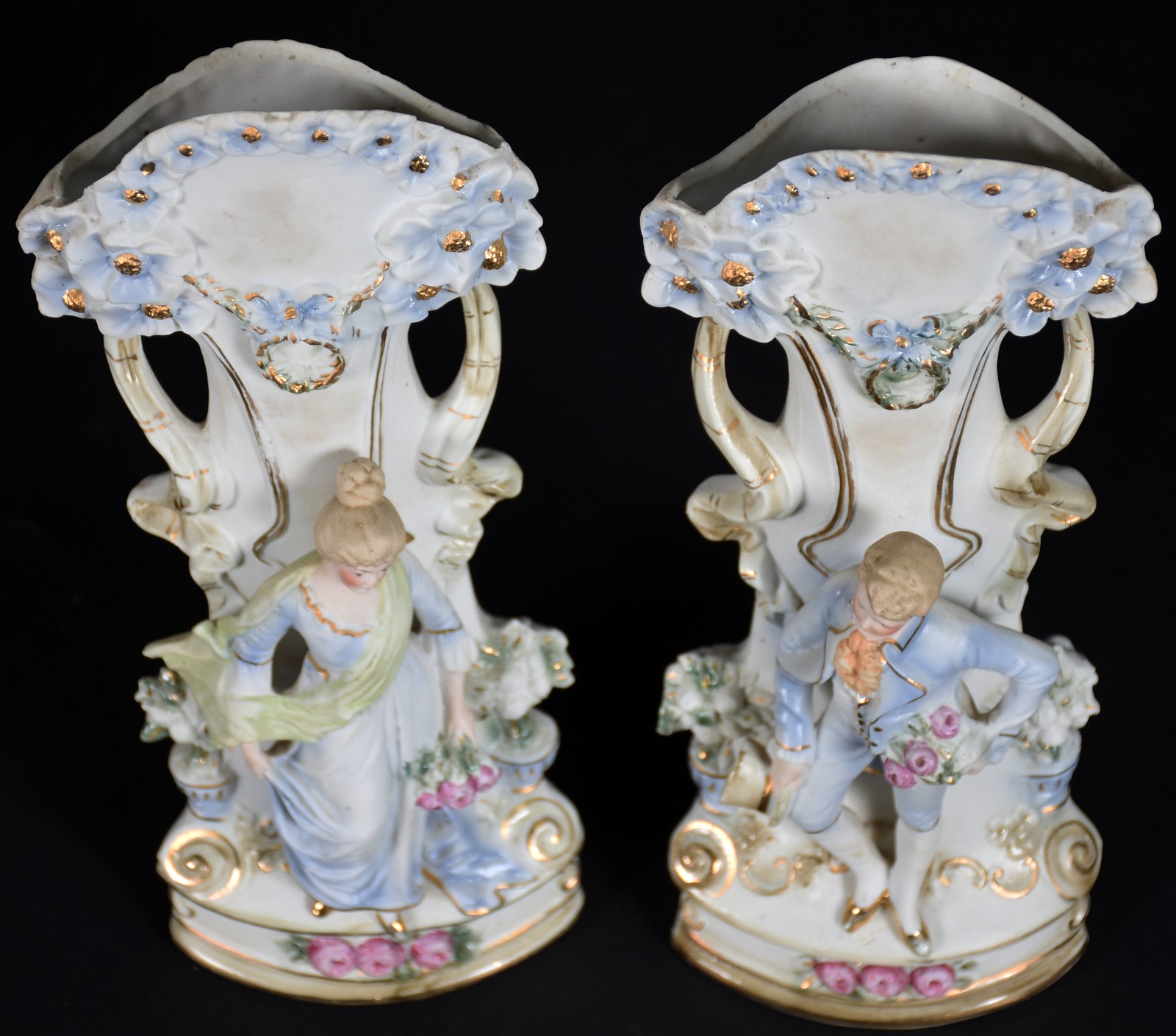 Par de vasos de porcelana com figuras de casal. - foto 3 de 5