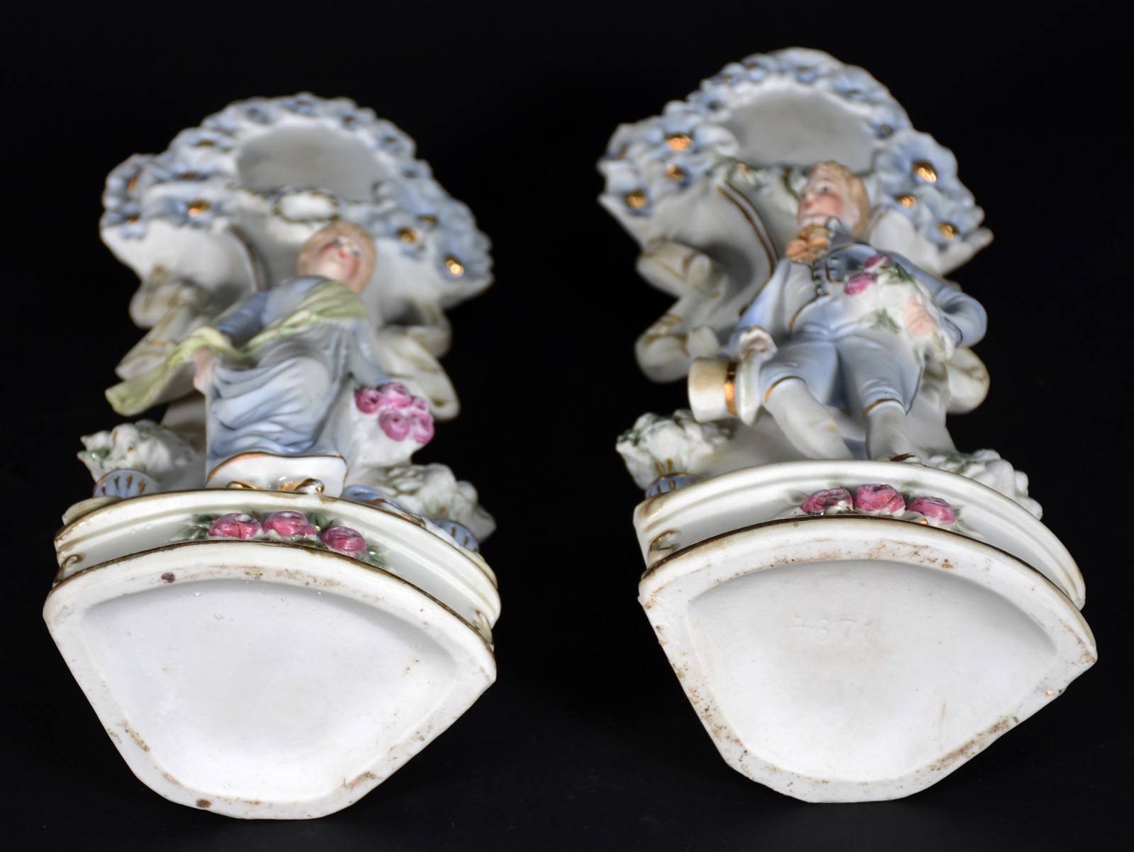 Par de vasos de porcelana com figuras de casal. - foto 4 de 5