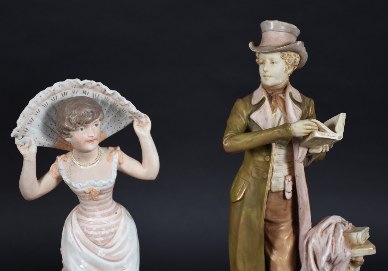 Duas figuras de porcelana (com restauro). - foto 2 de 9