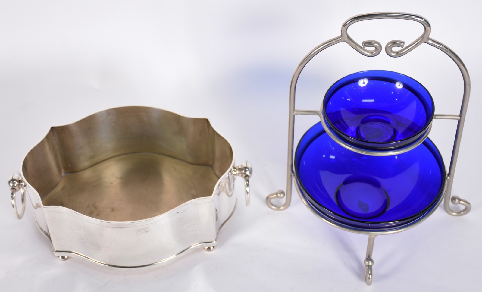 Duas floreiras de metal prateado, sendo uma com dois bowls de vidro... - foto 2 de 5