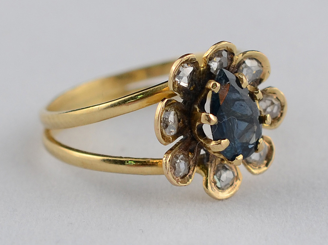 Anel de ouro 18 k com safira azul gota, cercada de brilhantes - 3,6 g... - foto 1 de 2