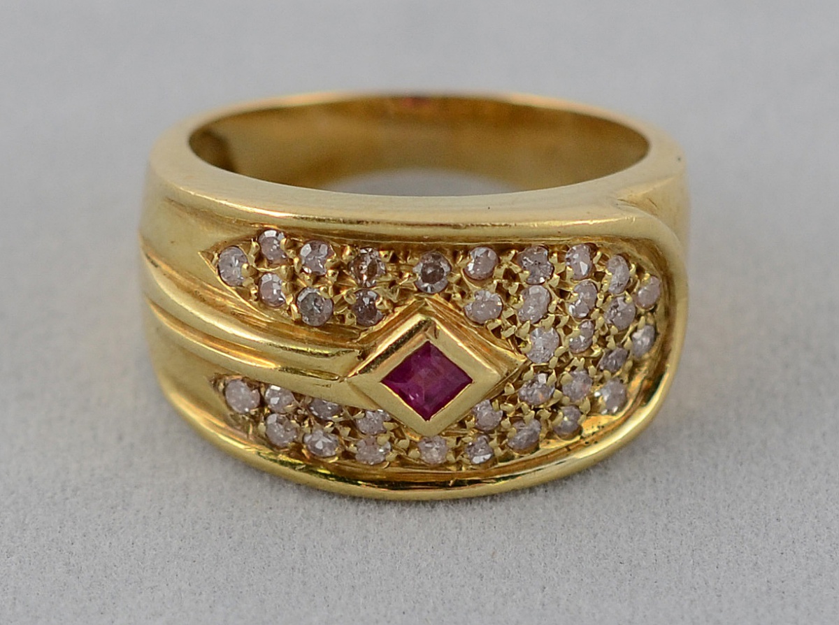 Anel de ouro 18 k com um rubi central e trinta e seis brilhantes... - foto 1 de 2