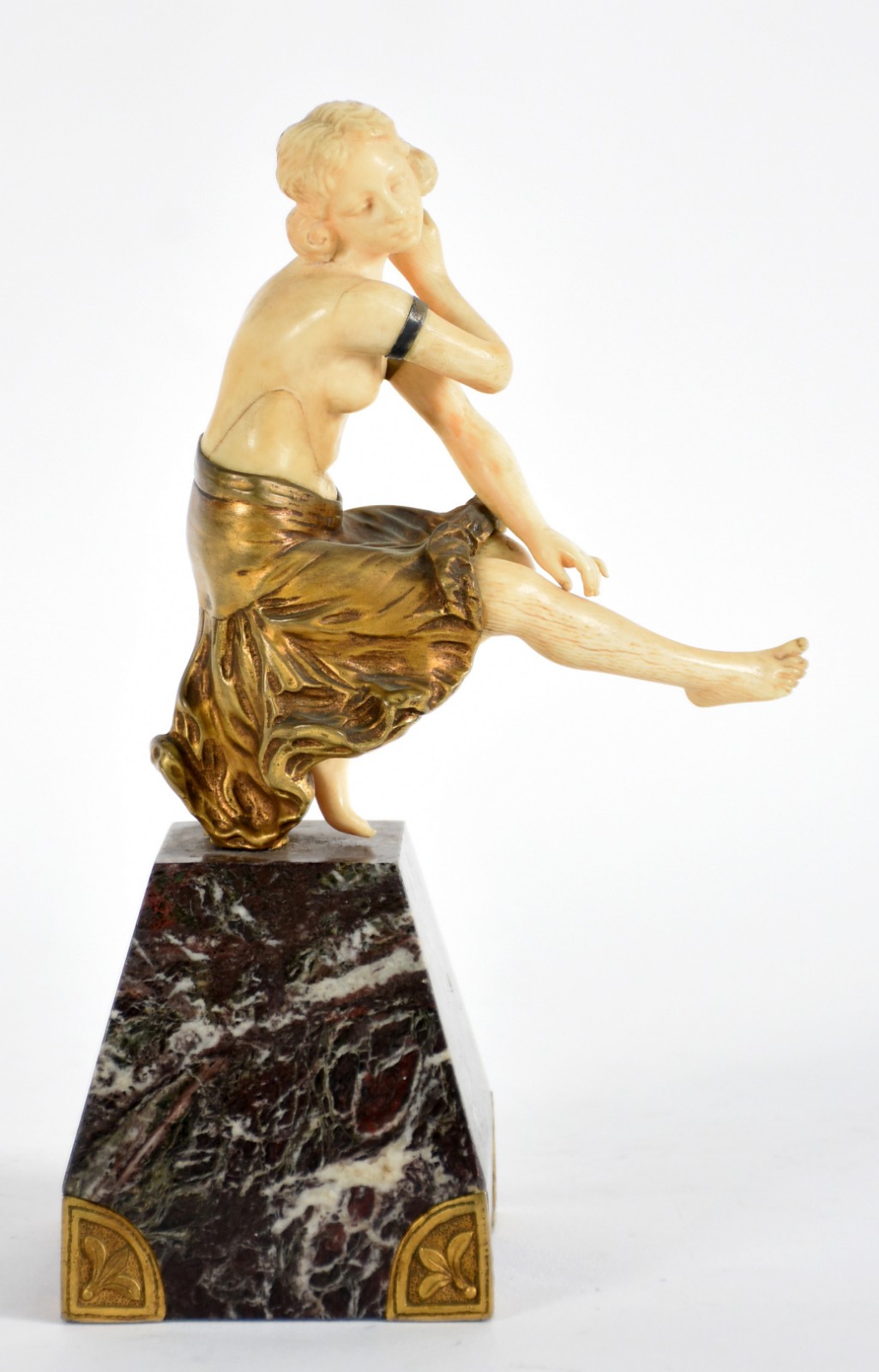 Estatueta de bronze e marfim representando figura feminina sobre... - foto 1 de 5