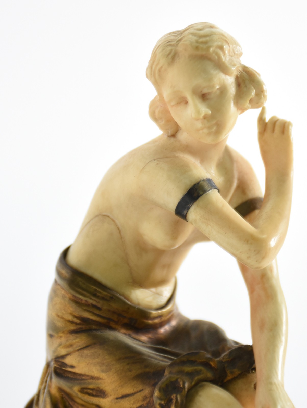 Estatueta de bronze e marfim representando figura feminina sobre... - foto 3 de 5