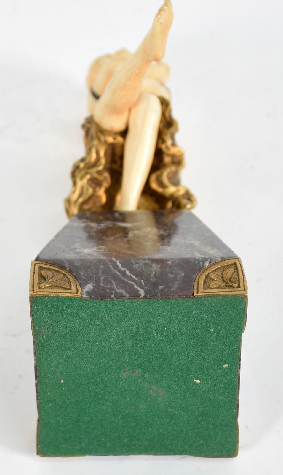 Estatueta de bronze e marfim representando figura feminina sobre... - foto 5 de 5