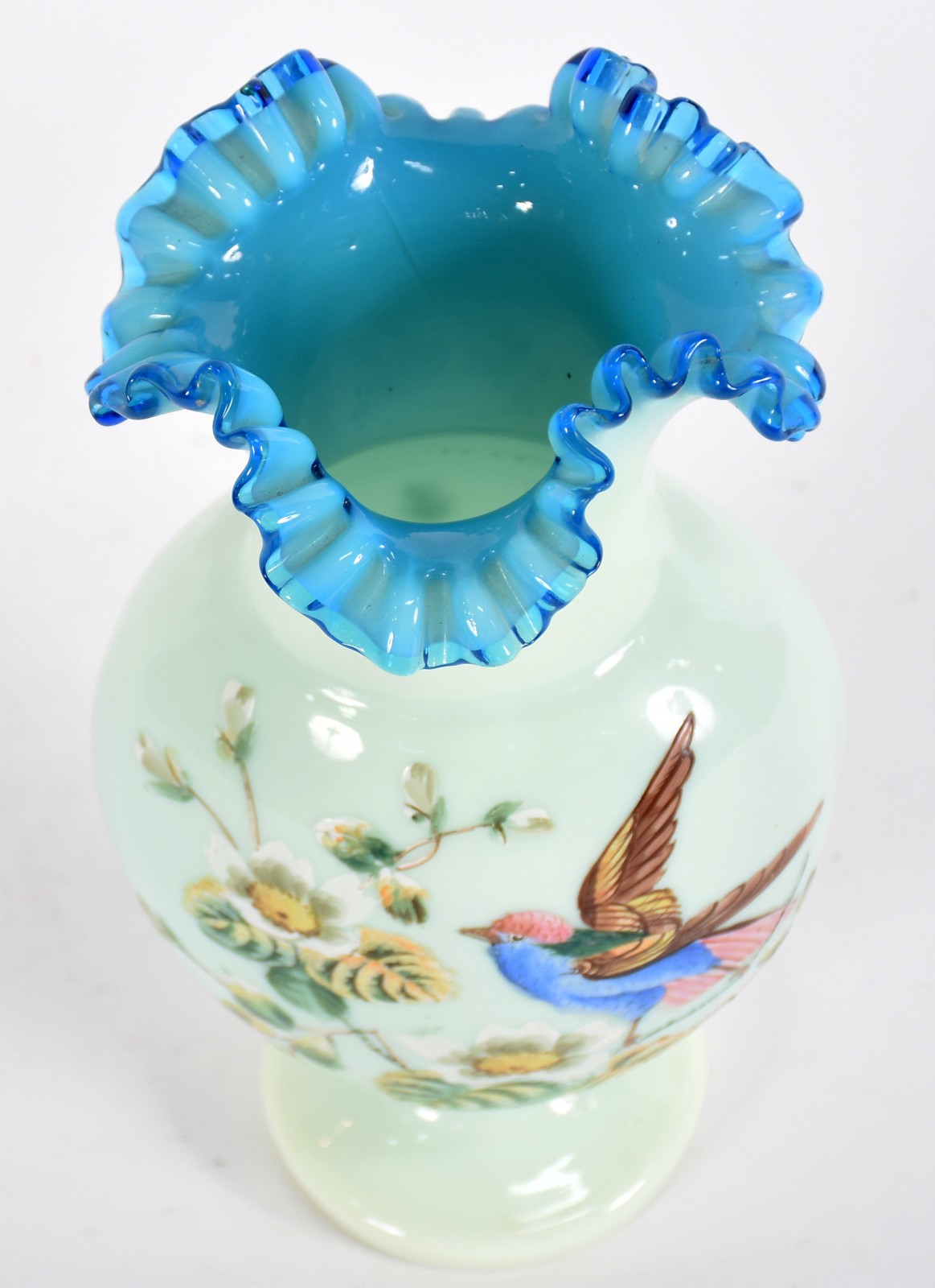 Vaso de opalina na cor azul, borda feitio babado e pássaros e flores... - foto 2 de 4