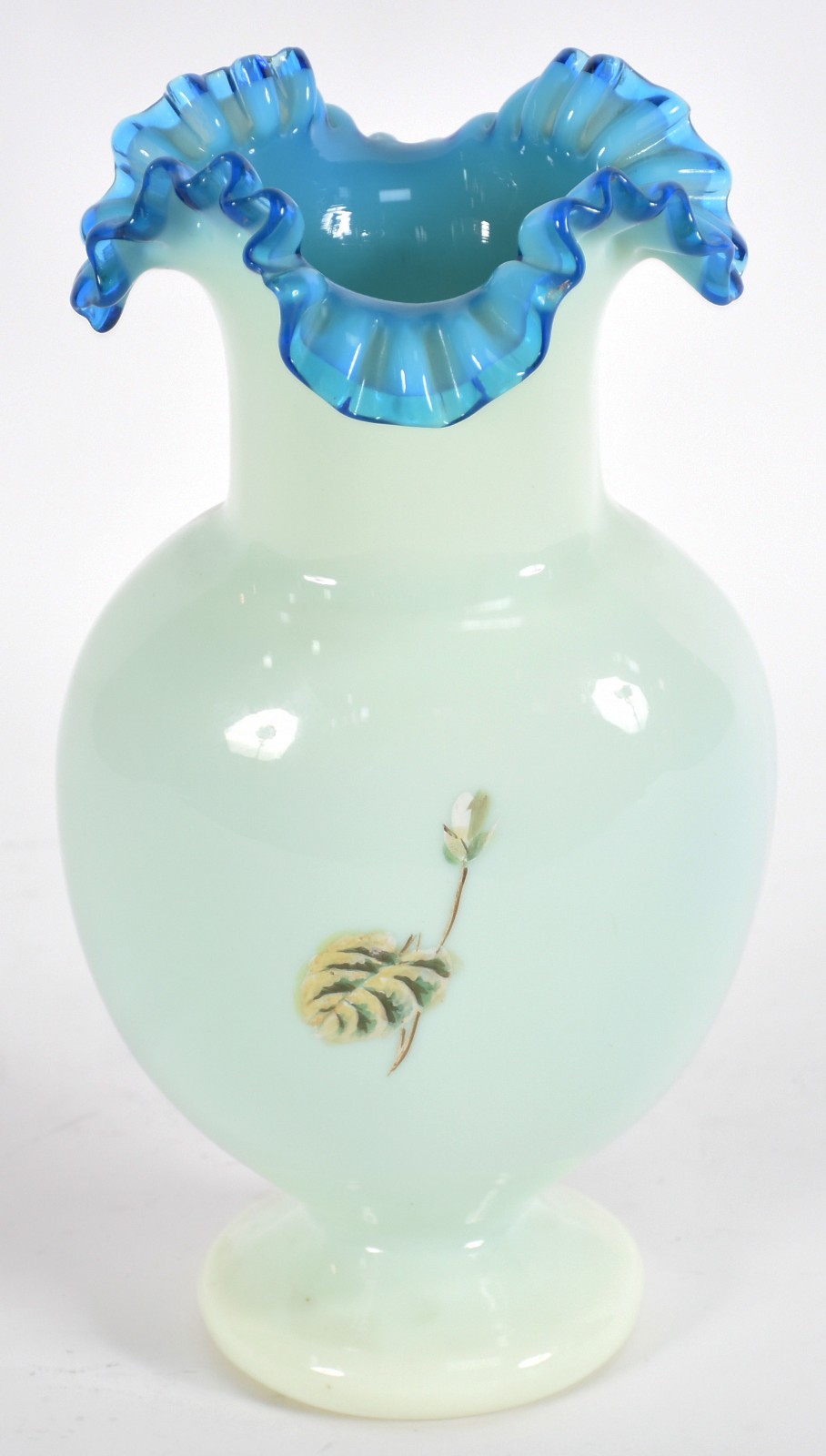 Vaso de opalina na cor azul, borda feitio babado e pássaros e flores... - foto 3 de 4