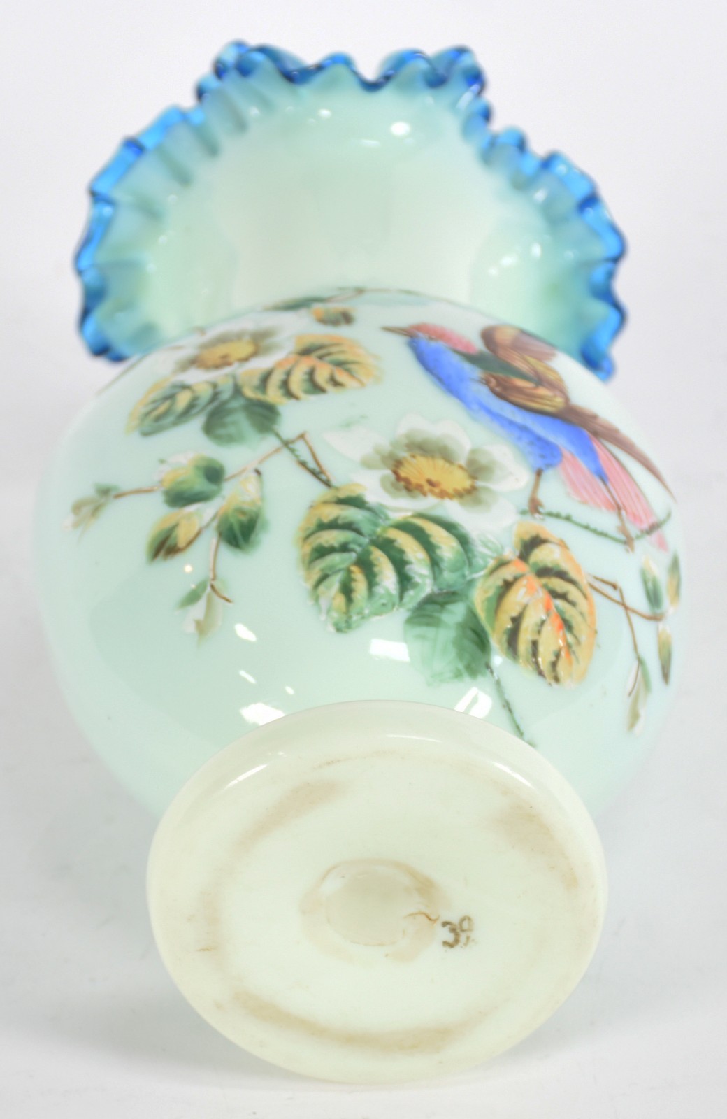 Vaso de opalina na cor azul, borda feitio babado e pássaros e flores... - foto 4 de 4