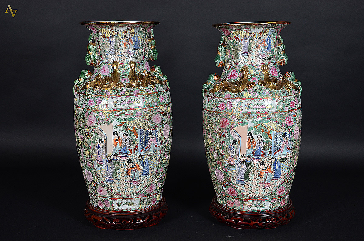 Par de vasos de porcelana chinesa decorados com gueixas em policromia... - foto 1 de 2